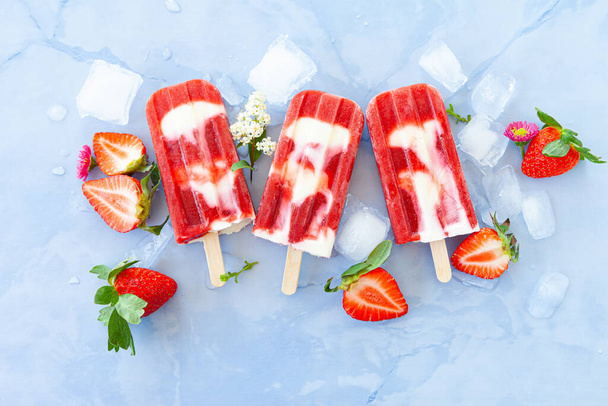 Homemade ice cream popsicles with strawberries and cream - Foto, Imagem