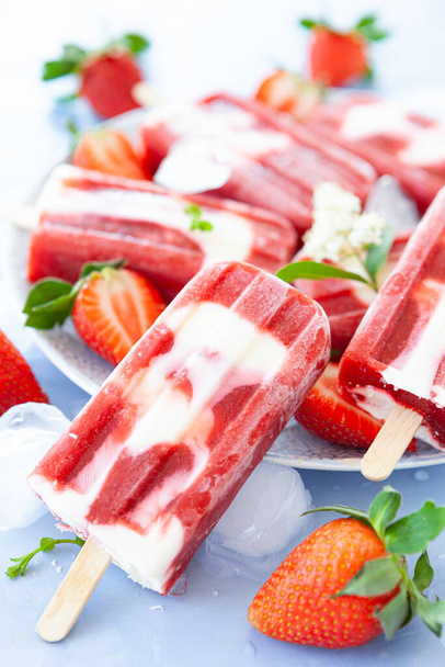 Homemade ice cream popsicles with strawberries and cream - Valokuva, kuva