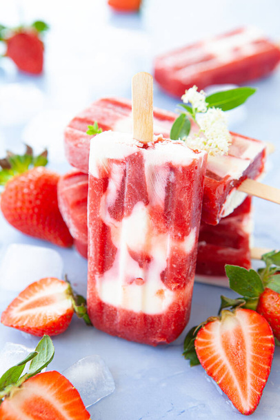 Homemade ice cream popsicles with strawberries and cream - Photo, image