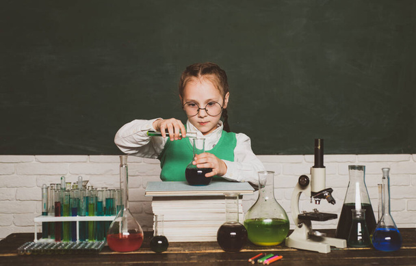 Back to school. Chemistry science. Back to school and happy time. Lesson Plans - Middle School Chemistry. - Foto, Bild
