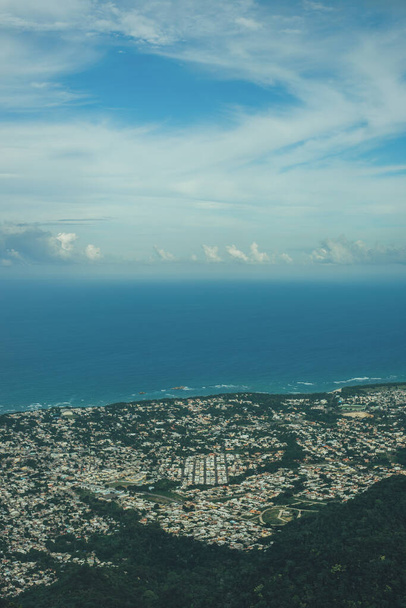 Schöne Meereslandschaft Luftaufnahme. Wolken über dem Horizont - Foto, Bild
