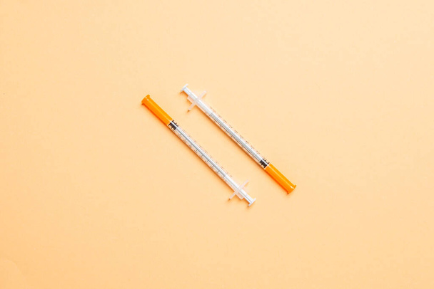 Vista superior de las jeringas de insulina listas para la inyección sobre un fondo colorido. Concepto diabético con espacio de copia
. - Foto, Imagen