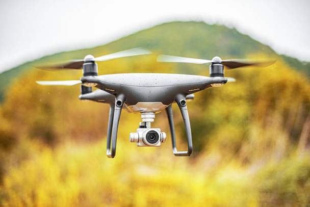 Dunkle Drohne im Flug. - Foto, Bild