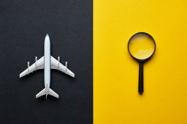 Het concept van het zoeken naar een ticket voor internationale vluchten - Foto, afbeelding