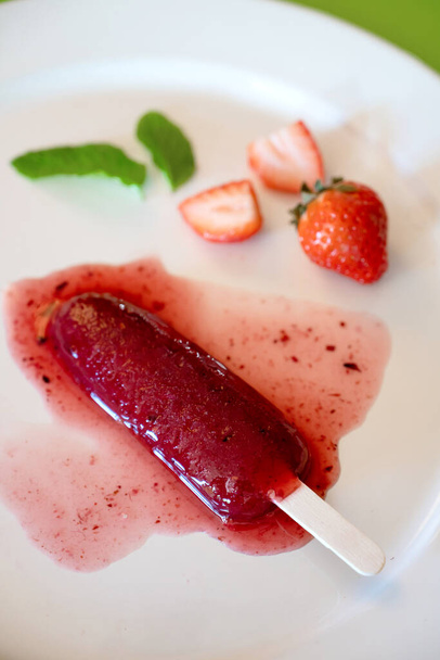 Köstliche Erdbeer Eis am Stiel auf hellem Hintergrund - Foto, Bild