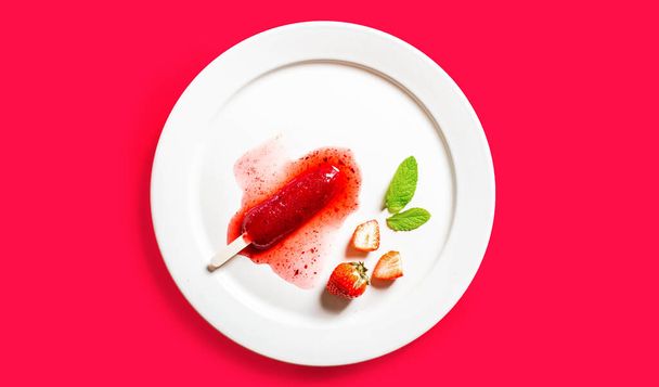 Délicieux popsicles aux fraises sur fond clair
 - Photo, image