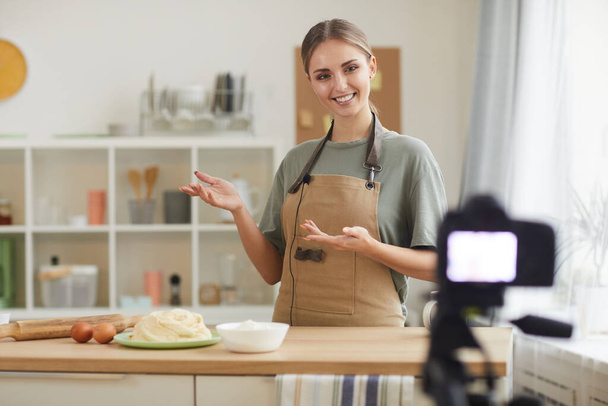 Mulher ensinando a cozinhar online
 - Foto, Imagem