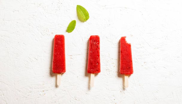 Délicieux popsicles aux fraises sur fond clair
 - Photo, image