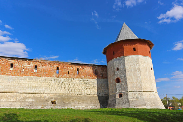 Cacher-place Corner Tower et mur du Kremlin à la ville de Zaraysk dans la journée ensoleillée. Patrimoine culturel du Moyen Age '16ème siècle' dans la région de Moscou, Russie - Photo, image