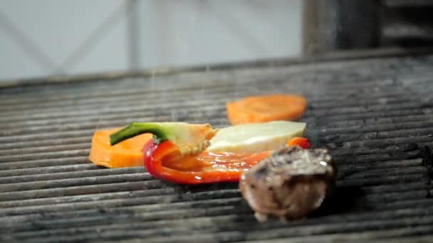 Ψήσιμο κρέατος με λαχανικά στο γκριλ - Πλάνα, βίντεο