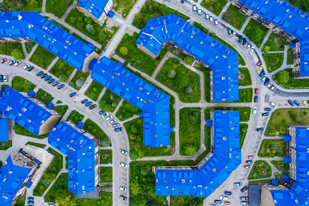 Vista aérea de la urbanización con tejados azules. Finca Sloviki situado en la calle Witosa también se llama "Pitufos" Olkusz, Polonia
.  - Foto, imagen