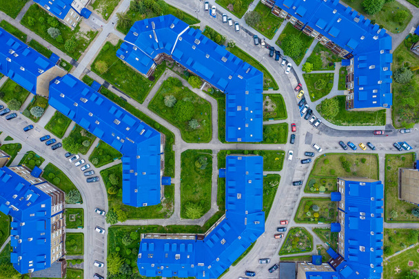 Вид с воздуха на жилой комплекс с голубыми крышами. Усадьба Словики, расположенная на улице Витоса, также называется "Смурфики" Олькуш, Польша
.  - Фото, изображение
