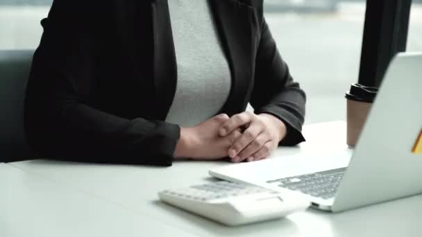 Mujer de negocios en un traje negro escribiendo portátil, concepto de trabajo desde casa
. - Imágenes, Vídeo