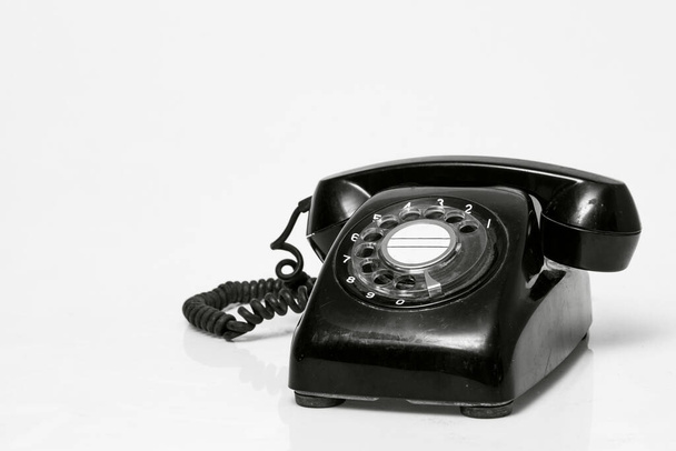 Antiguo teléfono negro vintage en blanco
 - Foto, Imagen