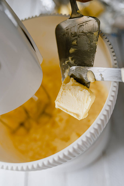 Včetně těsta z másla do těsta na sušenky v míchačce na hnětení - Fotografie, Obrázek