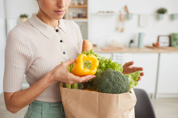 Γυναίκα αγοράζει υγιεινά τρόφιμα - Φωτογραφία, εικόνα