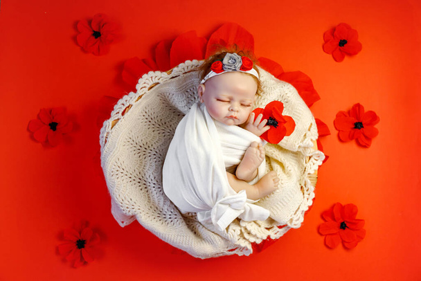 Жирна дитина відроджена, маленька лялька на квітковому тлі
 - Фото, зображення