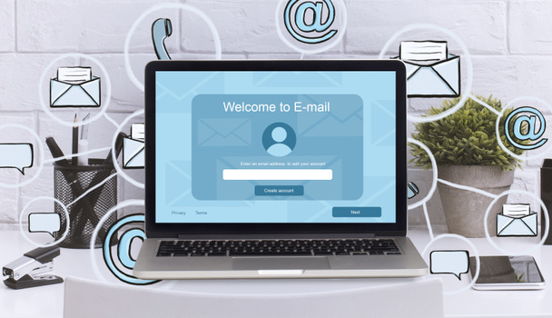 Gratis e-mail service. Laptop met Mail Website en communicatiemiddelen Pictogrammen, Collage - Foto, afbeelding