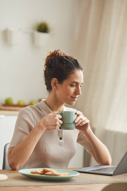 Nainen käyttää kannettavaa tietokonetta kotona - Valokuva, kuva