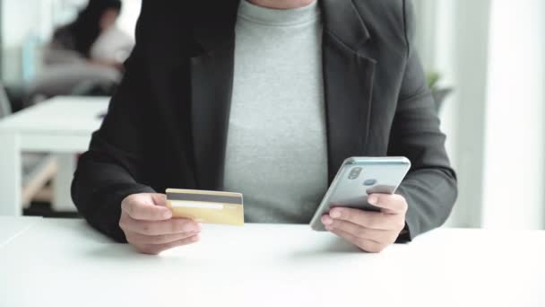 Επιχειρηματίας καταναλωτικές δαπάνες μέσω πιστωτικής κάρτας και smartphone για online αγορές. - Πλάνα, βίντεο