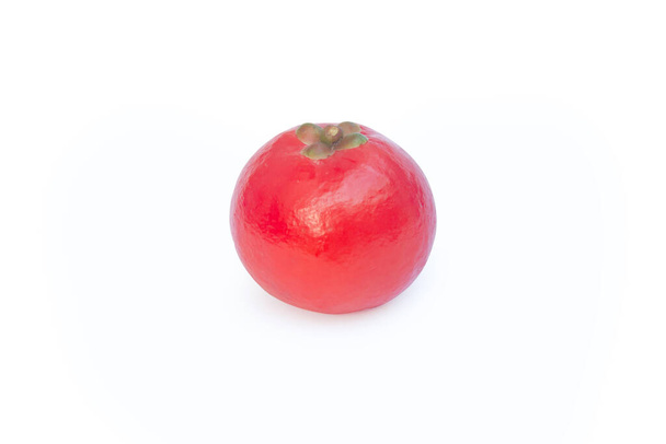 Garcinia cowa Roxb Fruit, Madan punainen eristetty valkoisella taustalla leikkausreitillä - Valokuva, kuva