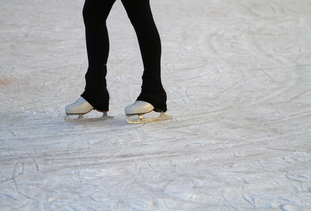 Pieds avec patins sur une patinoire
 - Photo, image