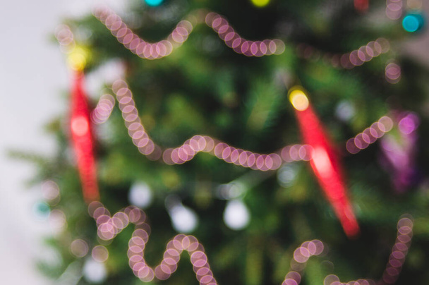 Albero di Natale sfocato con decorazioni. abete rosso artificiale
, - Foto, immagini