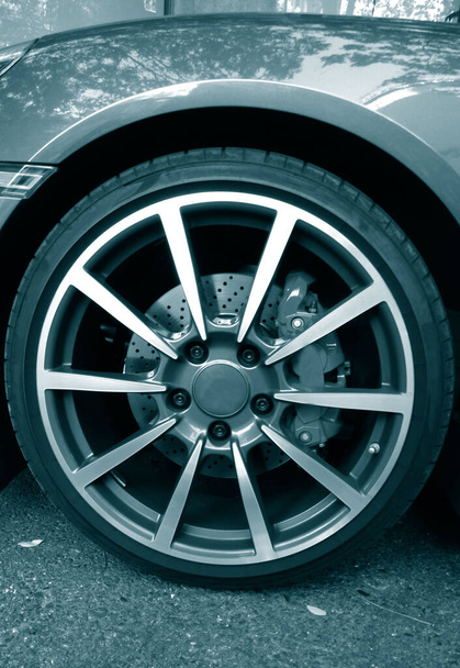 super sportovní auto pneumatiky close up detail - Fotografie, Obrázek