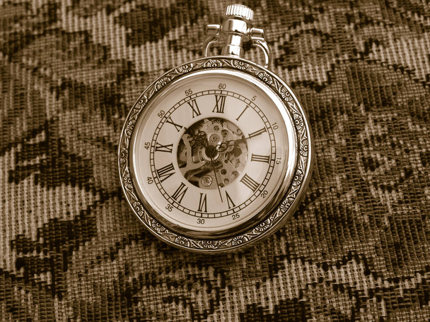 reloj de bolsillo clásico vintage sobre tela vintage
 - Foto, imagen
