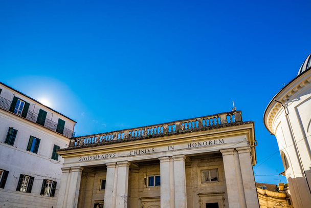 Edificio antiguo en la monumental Piazza di Corte, de Gian Lorenzo Bernini y de la familia Chigi. Ariccia, Castelli Romani, Lazio, Italia. - Foto, imagen