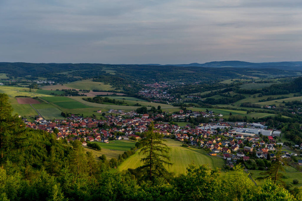 Thringer Wald / Thuringia / Almanya 'nın Thringer Ormanı' ndaki akşam atmosferinin tadını çıkarın. - Fotoğraf, Görsel