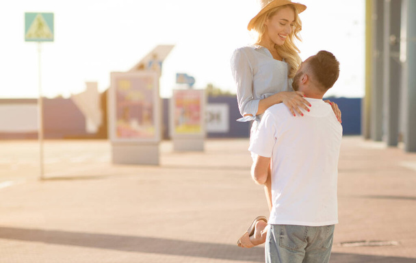 Hombre recogiendo a su novia cerca del edificio del aeropuerto
 - Foto, imagen