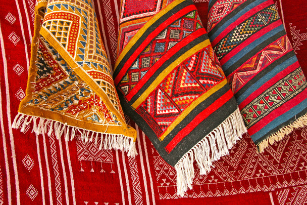 σωρό της Βόρειας Αφρικής κουβέρτες σε κόκκινο, πορτοκαλί & καφέ αποχρώσεις, morocc - Φωτογραφία, εικόνα