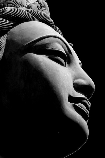 Primer plano de la cara de la estatua budista femenina
. - Foto, Imagen