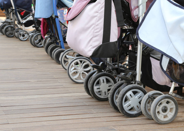 muchas ruedas de los cochecitos sin niños
 - Foto, imagen