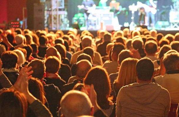 veel hoofden van mensen tijdens concert - Foto, afbeelding