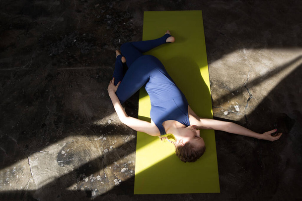 ritratto di bella giovane donna che pratica yoga nel muro urbano. Una serie di pose yoga. Fitness, sport, yoga - concetto. - Foto, immagini