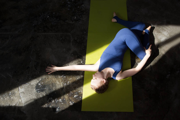 retrato de bela jovem praticando ioga na parede urbana. Uma série de poses de ioga. Fitness, esporte, ioga - conceito. - Foto, Imagem