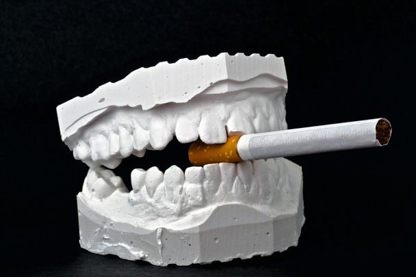 Modelo de impresión dental con cigarrillo
 - Foto, imagen