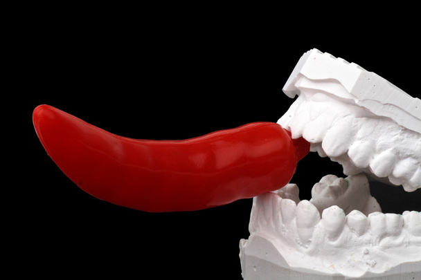 Зубне враження з червоним гострим перцем чилі
 - Фото, зображення
