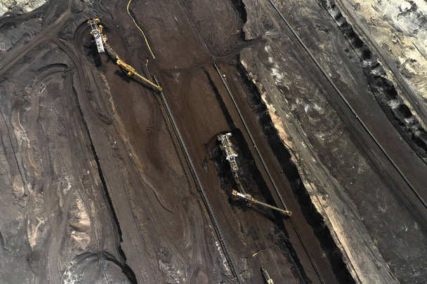 Légi lövés kőfejtő nehéz vödör kerék kotrók bányászati szén. Nehézipari koncepció.  - Fotó, kép