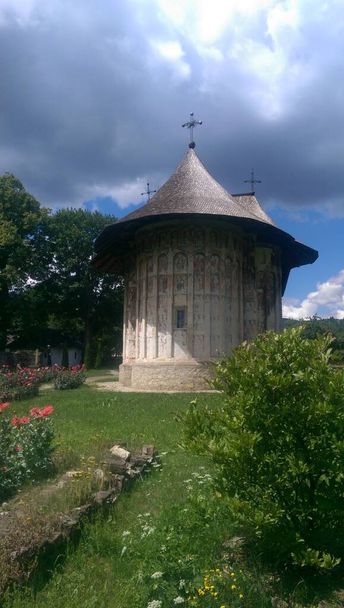 Η Μονή Voronet, Ρουμανία. Ένα από τα Ρουμανικά Ορθόδοξα μοναστήρια στη νότια Βουκοβίνα. - Φωτογραφία, εικόνα
