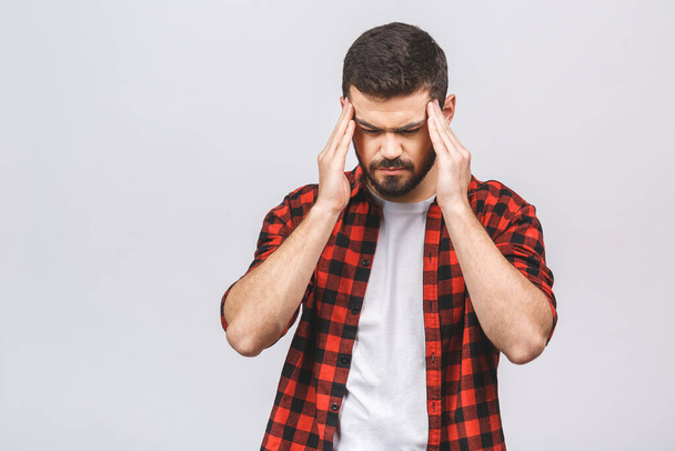 Jovens homens tem dor de cabeça isolada contra fundo branco
. - Foto, Imagem