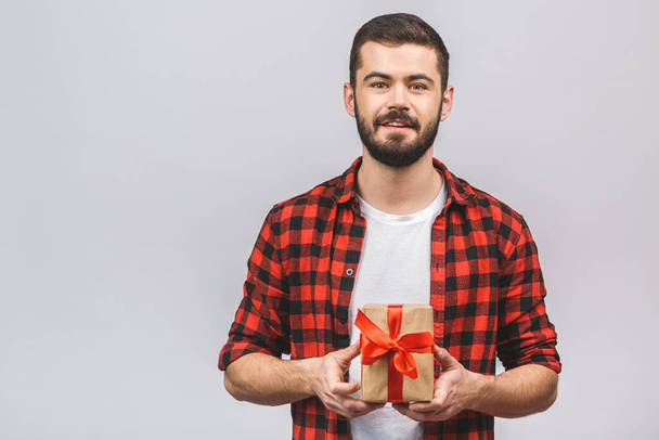 Weihnachten, Weihnachten, Winter, Valentinstag, Geburtstag, Glückskonzept - lächelnder Mann im roten Hemd mit Geschenkbox vor weißem Hintergrund.  - Foto, Bild