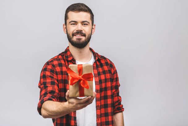 Рождество, Рождество, Рождество, День Святого Валентина, День рождения, концепция счастья - улыбающийся мужчина в красной рубашке с подарочной коробкой изолированы на белом фоне
.  - Фото, изображение