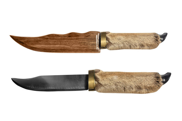 Cuchillo de caza aislado con mango de piel sobre fondo blanco
. - Foto, Imagen