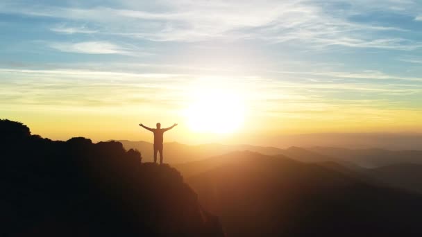 O homem de pé na montanha e desfrutando do nascer do sol
 - Filmagem, Vídeo