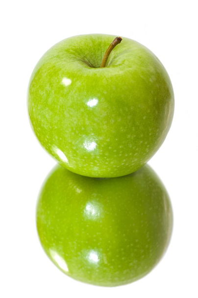 απομονωμένες πράσινο μήλο στον καθρέφτη - Φωτογραφία, εικόνα