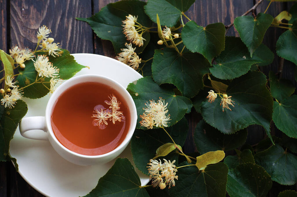 Chá de tília quente aromático em uma xícara de relaxamento da manhã ou aquecimento pela lareira a partir de um frio - Foto, Imagem