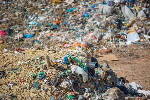 Concepto de vertedero, Montón de basura, Vertedero de basura, Residuos domésticos en vertederos de residuos, mundo del plástico
 - Foto, imagen